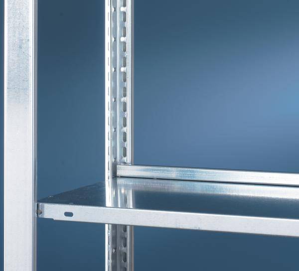 Ein leeres, silbernes Metallregal vor einem blauen Hintergrund.
