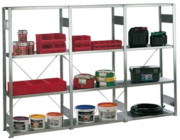 Metallregal mit unterschiedlichen Lagern, darunter rote Behälter, Kabelrollen, Werkzeugboxen und Farbeimer.