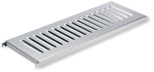 Metallene Lüftungsabdeckung mit mehreren parallelen Schlitzen zur Belüftung.