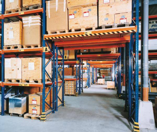 Ein großes Lager mit hohen Regalen voller Holzkisten und Kartons. Ein breiter Gang trennt die Regale für einfachen Zugang.