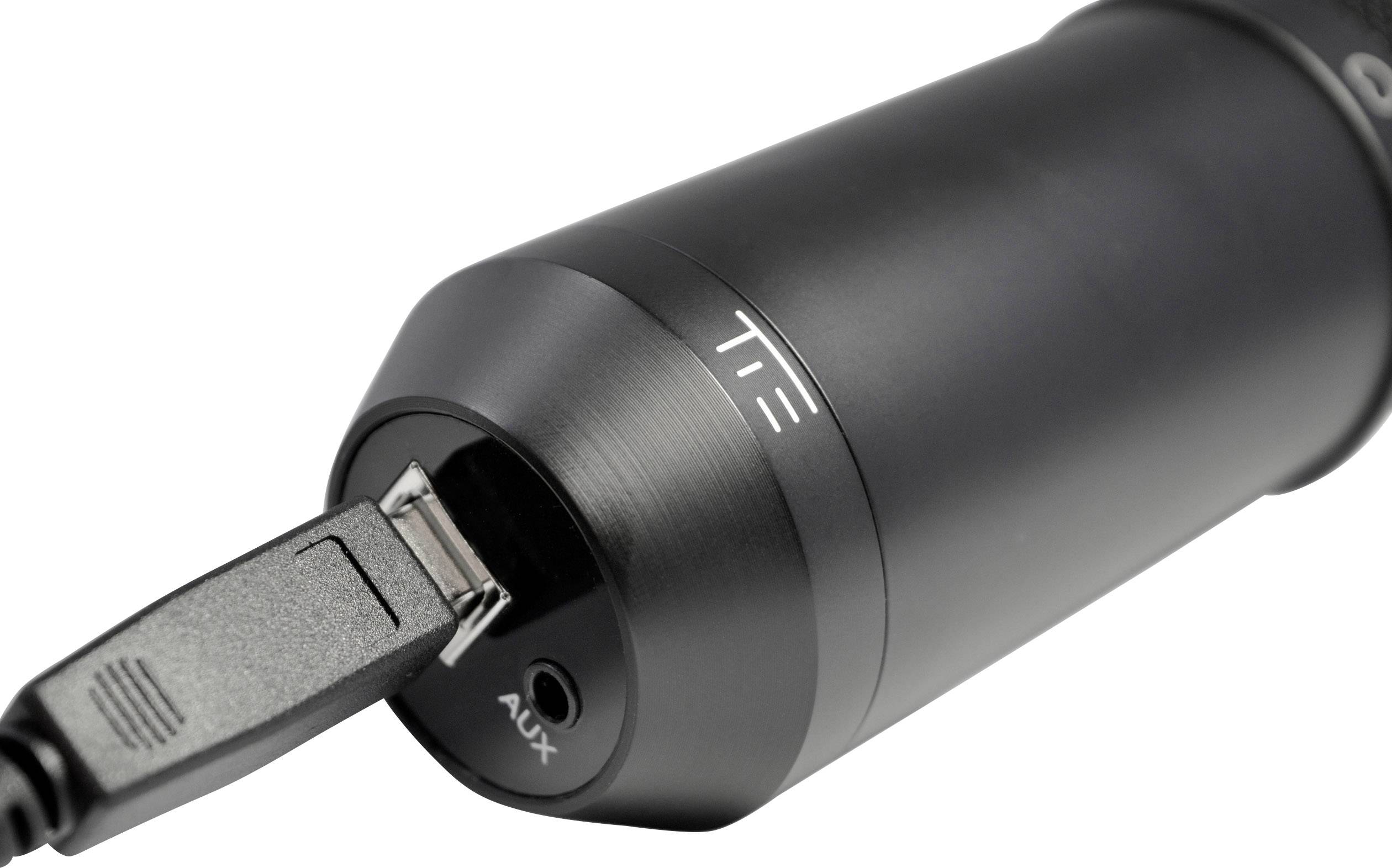 Schwarz-silbernes zylindrisches Gerät mit USB-Anschluss und AUX-Port.