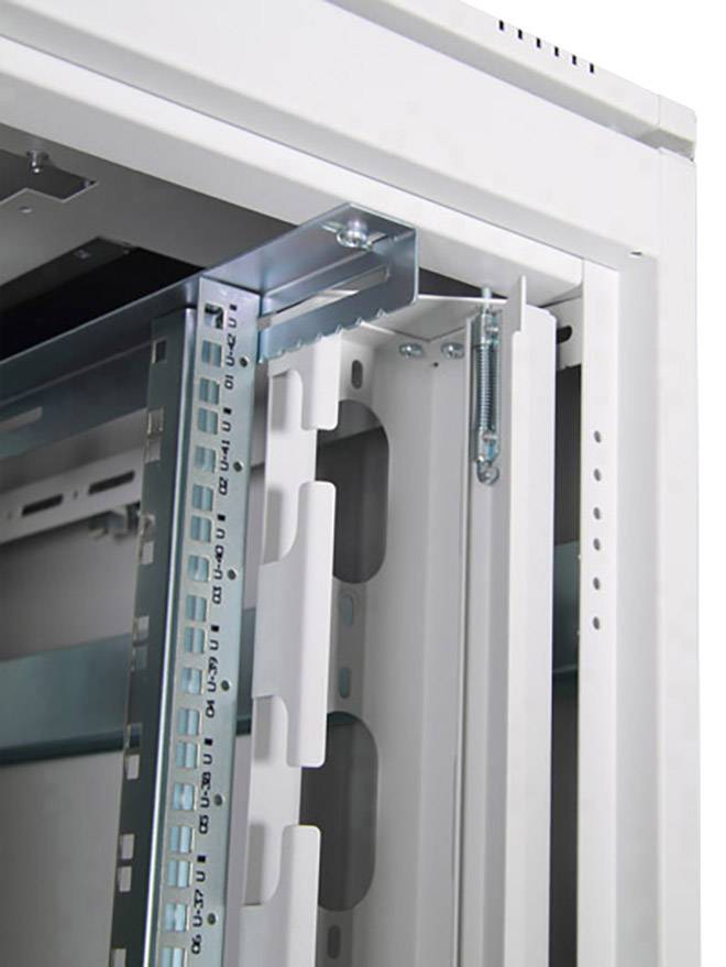 Detailaufnahme eines offenen Server-Racks mit sichtbarer Metallschiene und Kabelmanagement-System. Keine Geräte eingebaut.