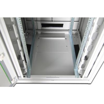 Offener, leerer Serverschrank mit sichtbaren Metallstreben und Kabeldurchlässen für die Installation von Netzwerkgeräten.