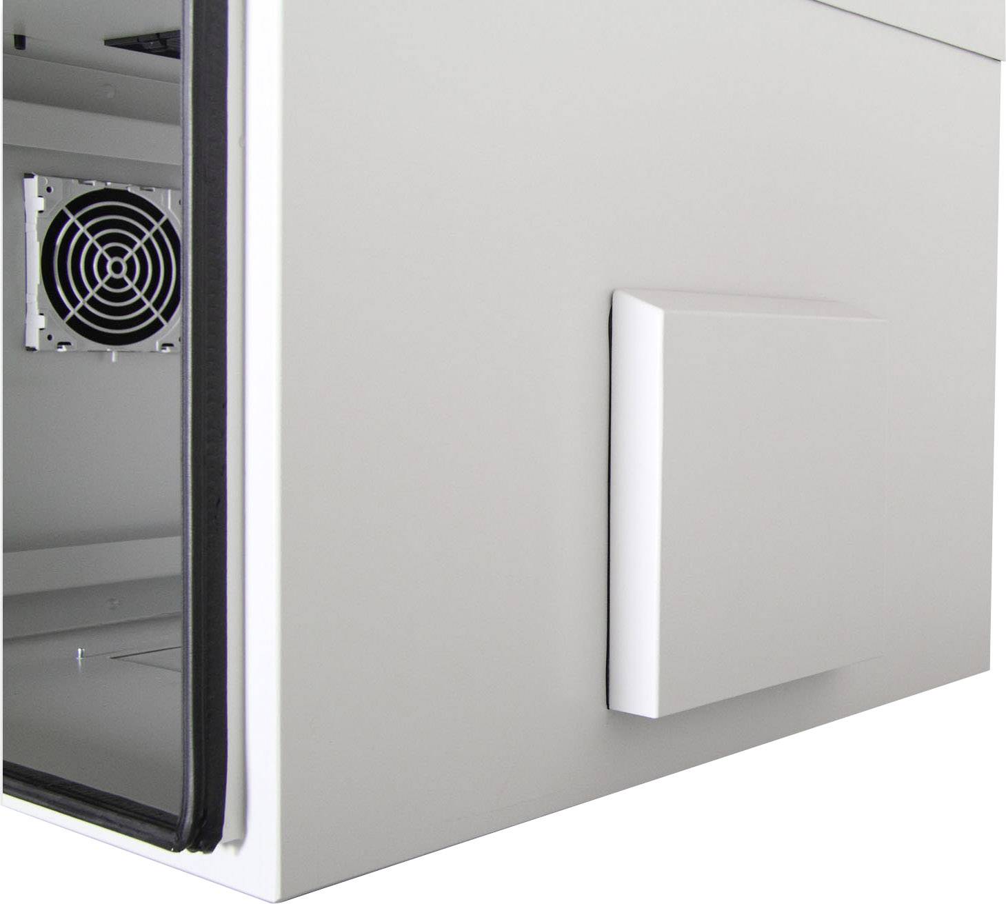 Ein geöffneter Lüfterkasten eines technischen Geräts mit sichtbar eingesetztem Ventilator, vor weißem Hintergrund.