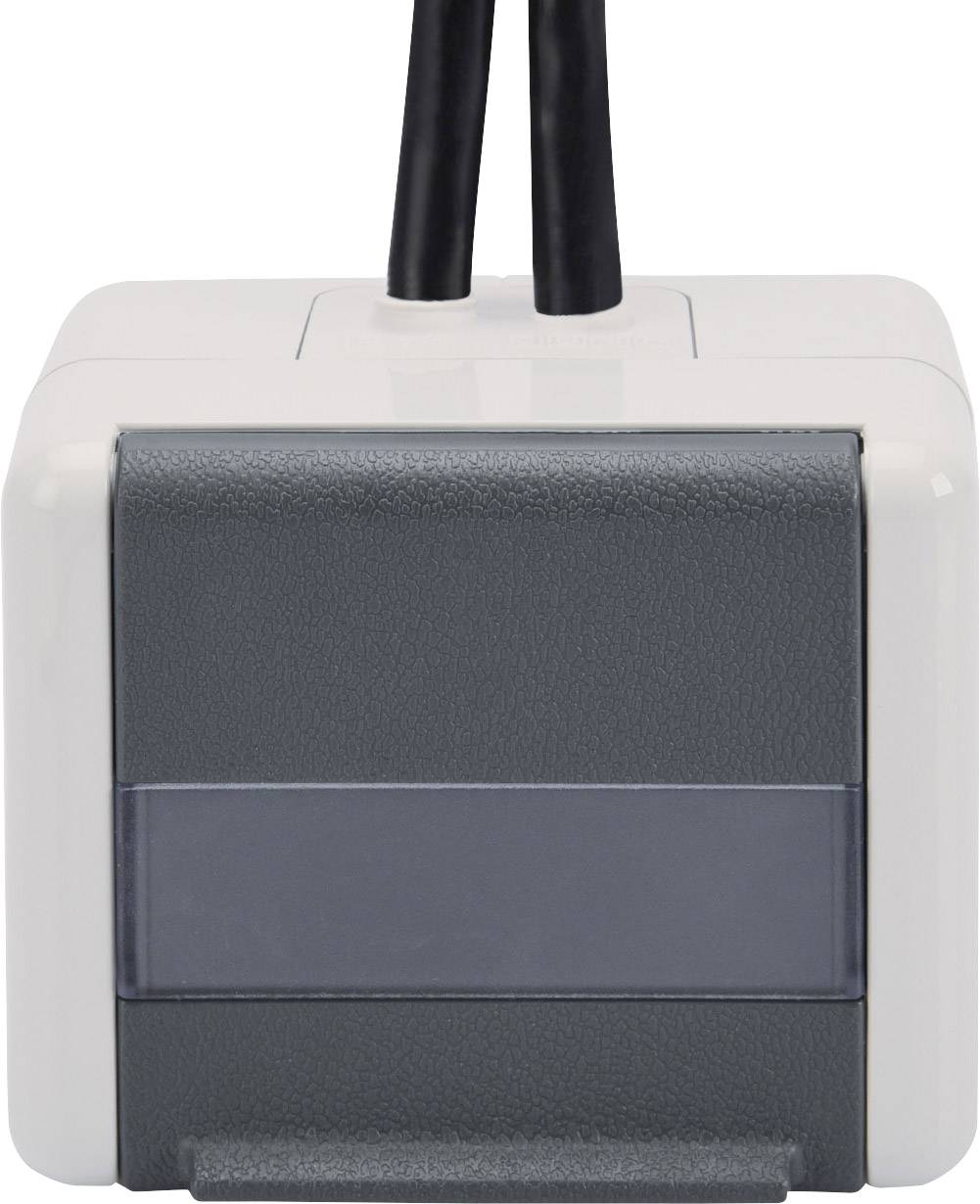 Ein rechteckiges elektrisches Gehäuse mit zwei schwarzen Kabeln, die oben herausragen. Es hat eine graue, strukturierte Vorderseite.