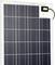 Ein Solarmodul mit schwarzem Quadrat-Muster und Anschlussdose oben rechts, geeignet zur Stromerzeugung durch Sonnenenergie.