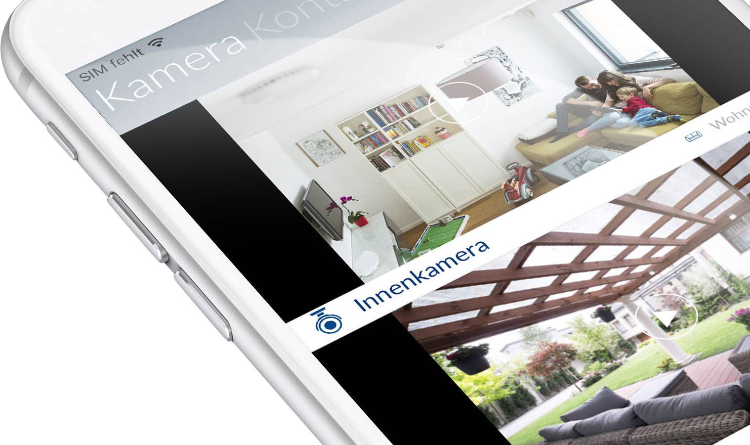 Smartphone zeigt Live-Ansicht zweier Kameras. Oben: Wohnzimmer mit Familie auf Sofa. Unten: Überdachte Terrasse mit Gartenblick.