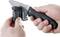 Eine Hand hält ein schwarzes Klappmesser, während die andere Hand ein Schärfwerkzeug benutzt, um die Klinge zu schärfen.