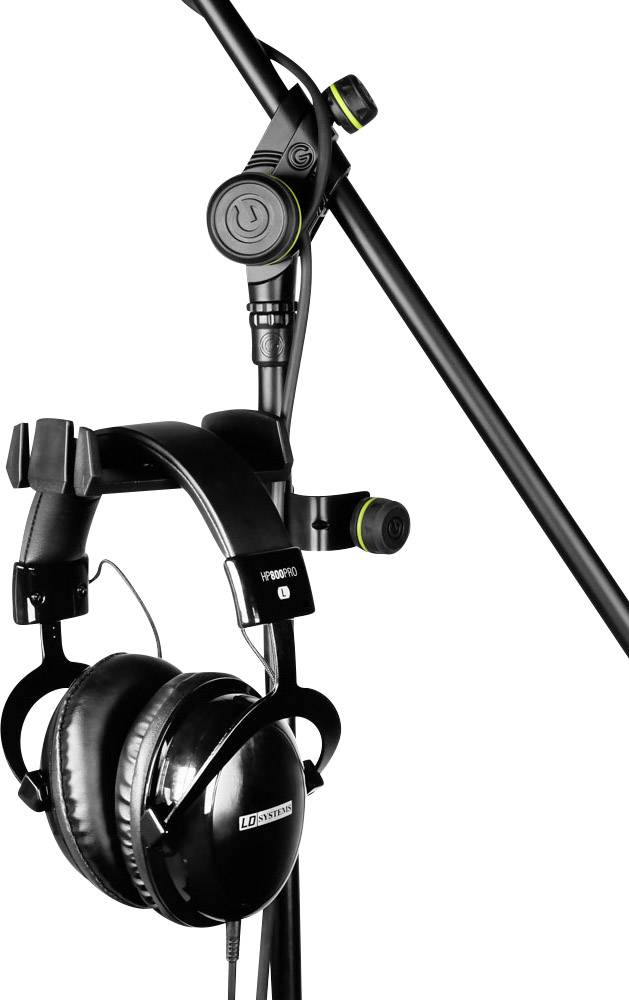 Ein schwarzes Mikrofon und Kopfhörer hängen an einem Ständer. Beide sind für Audioaufnahmen oder Live-Auftritte konzipiert.