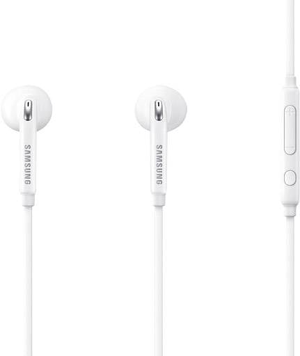 Weiße In-Ear-Kopfhörer mit integriertem Mikrofon und Lautstärkeregelung an der Kabelsteuerung. Markiert mit 'Samsung'.