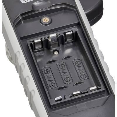 Ein Batteriefach für vier AAA-Batterien, ohne eingesetzte Batterien. Das Fach ist offen und zeigt die Anschlussklemmen.