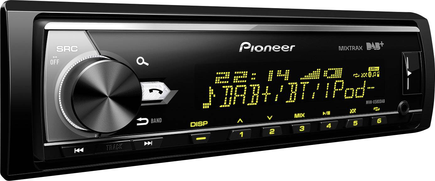 Ein Autoradio mit großem Drehknopf und digitalem Display zeigt die Uhrzeit und spielt Musik von CD, DAB+ und iPod ab.