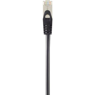 Close-up eines Ethernet-Kabels mit schwarzem Kabel und transparentem Stecker, der bunte Drähte im Inneren zeigt.