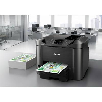 Ein Multifunktionsdrucker in einem modernen Büro druckt farbige Dokumente. Im Hintergrund sind Schreibtische und Computer zu sehen.