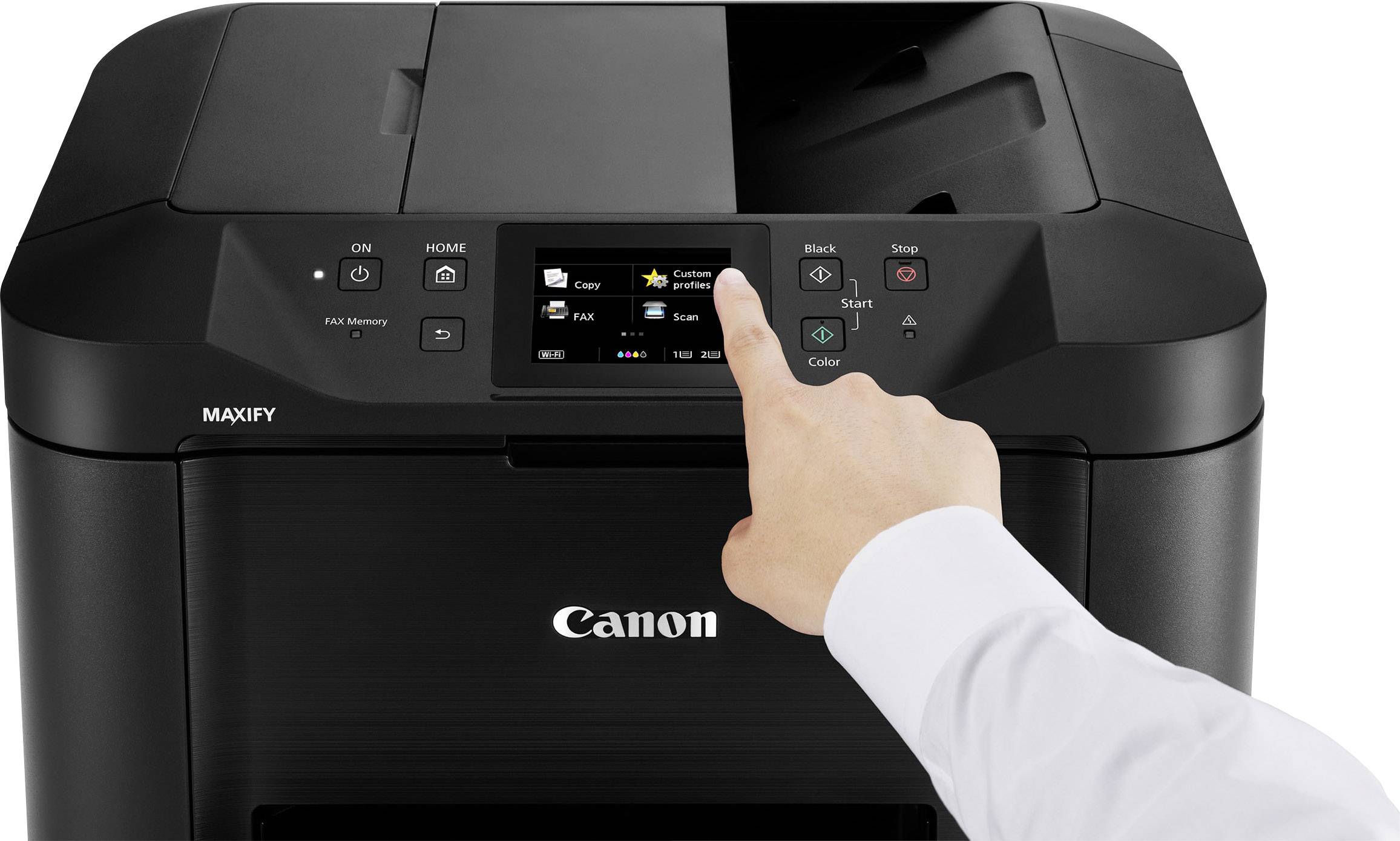 Eine Hand bedient das Touch-Display eines schwarzen Canon MAXIFY Druckers. Das Display zeigt Druckoptionen in Farbe und Schwarz-Weiß.