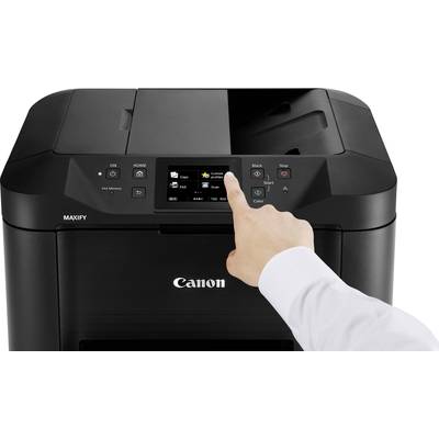 Eine Hand bedient das Touch-Display eines schwarzen Canon MAXIFY Druckers. Das Display zeigt Druckoptionen in Farbe und Schwarz-Weiß.