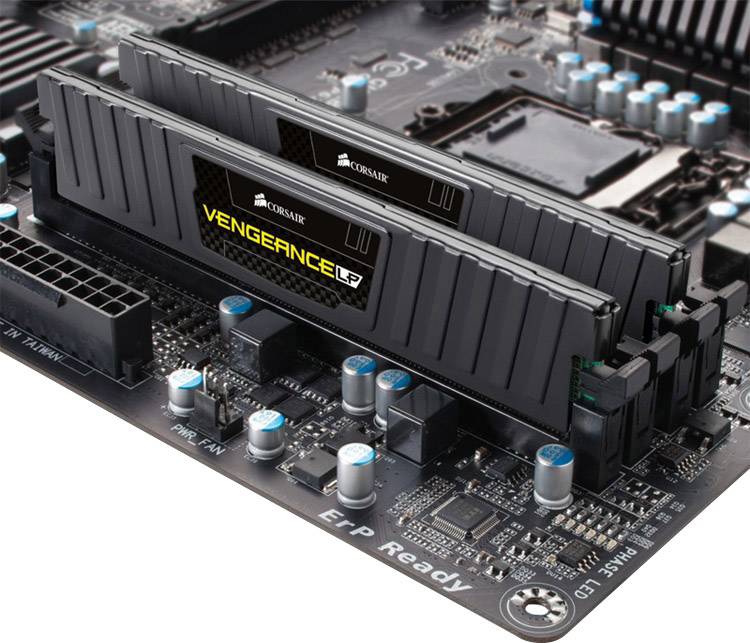 Zwei RAM-Module auf einem Motherboard; die Module tragen die Aufschrift 'Vengeance LP'.