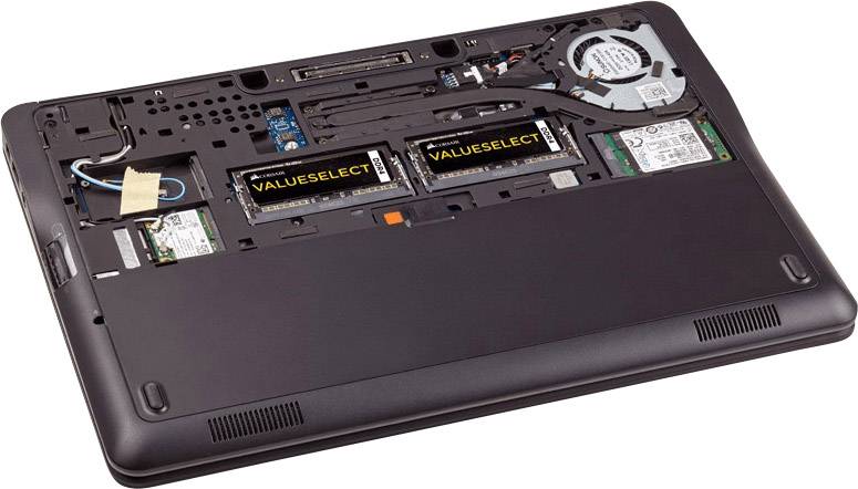 Geöffnete Rückseite eines Laptops, zeigt Speichersteckplätze mit zwei 'ValueSelect'-RAM-Modulen und Lüfter sichtbar.