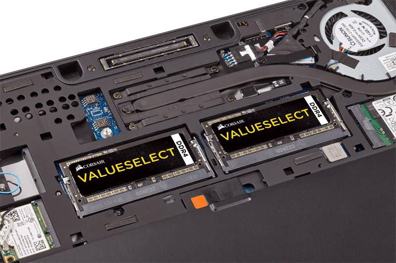 Geöffnetes Laptop-Gehäuse mit sichtbarem Arbeitsspeicher. Zwei RAM-Module mit der Aufschrift 'VALUESELECT', ein Lüfter und andere Komponenten.