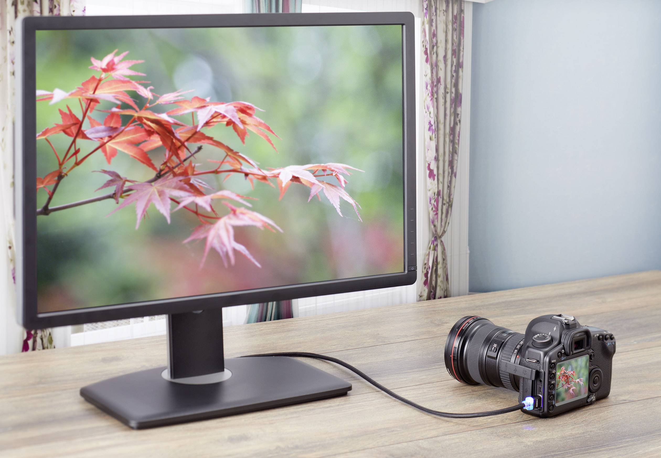 Auf diesem Bild sieht man einen Monitor, der durch ein Verbindungskabel als zusätzliches Display für eine Kamera dient.