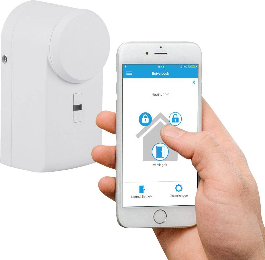 Eine Hand hält ein Smartphone, das eine App zur Steuerung eines Smart Locks zeigt. Daneben ein elektronisches Türschloss.