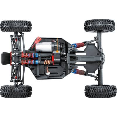 Das Bild zeigt das Chassis eines ferngesteuerten Autos von unten, inklusive Federung, Motor und Kabeln. Reifen an allen vier Ecken.