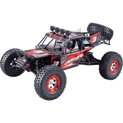 Ein schwarzes und rotes RC-Auto im Offroad-Design mit großen Reifen. Es ist robust gebaut und mit Nummern und Logos verziert.