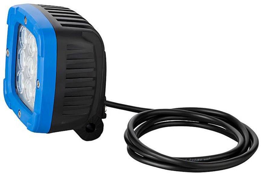 Ein LED-Arbeitsscheinwerfer mit blauem Rahmen und schwarzem Gehäuse. Er hat mehrere Linsen an der Vorderseite und ein langes Anschlusskabel.