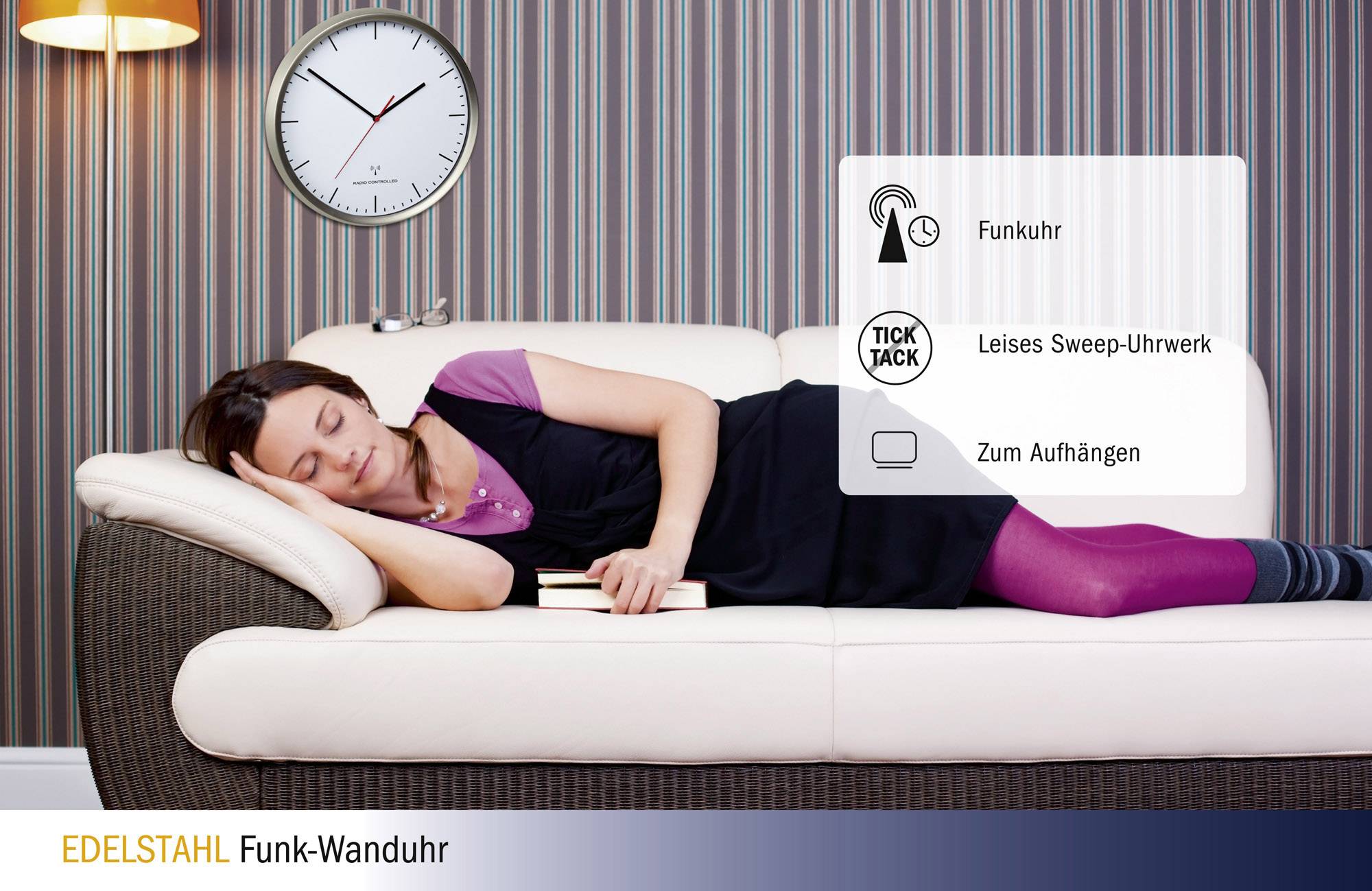 Frau schläft auf dem Sofa unter einer Funk-Wanduhr. Text: 'Leises Sweep-Uhrwerk', 'Zum Aufhängen'. Hauptthema: Edelstahl Funk-Wanduhr.