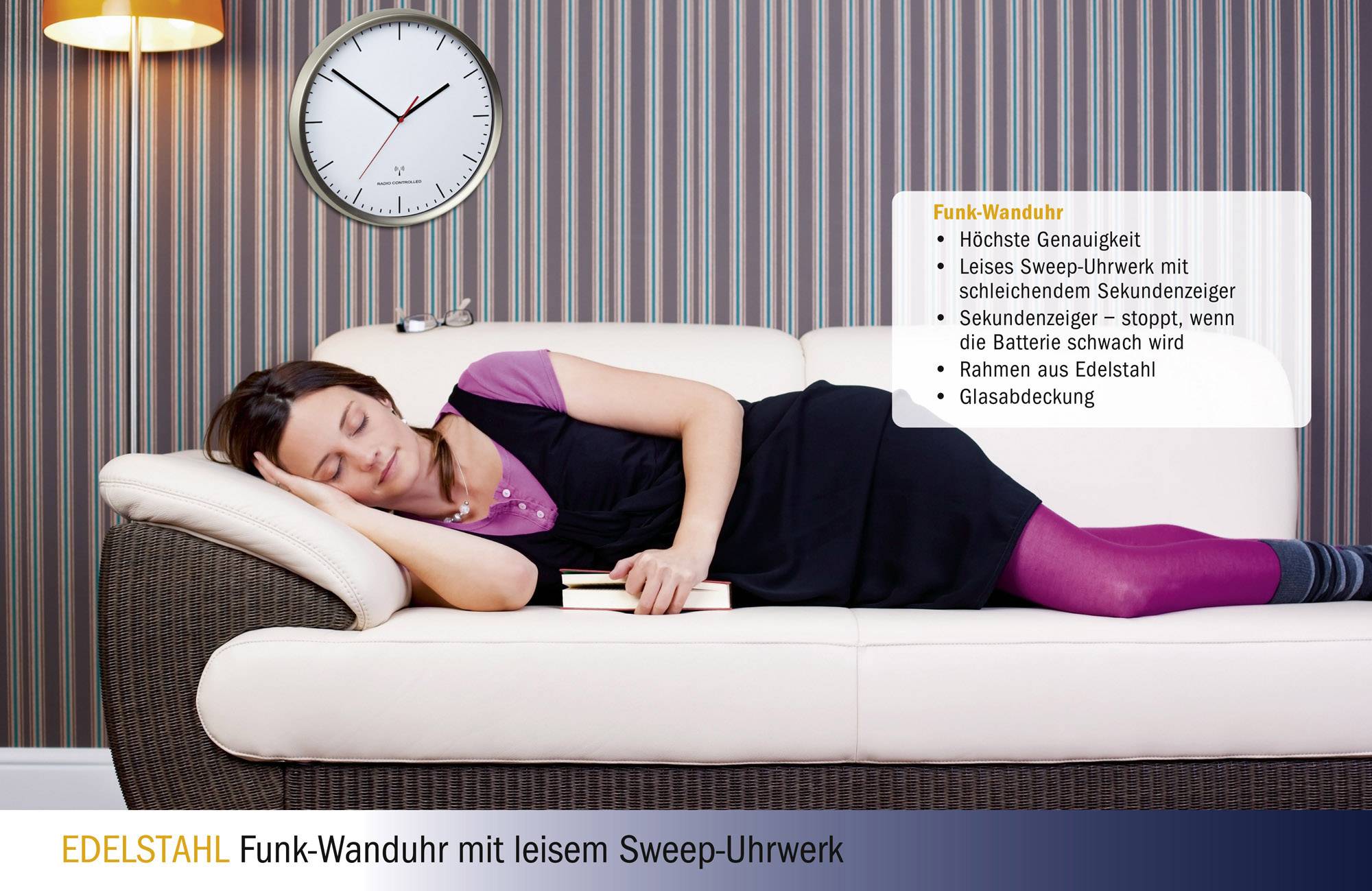 Frau schläft auf einem Sofa mit Buch in der Hand. Hinter ihr hängt eine Wanduhr an der Wand. Text beschreibt die Vorzüge der Funk-Wanduhr.