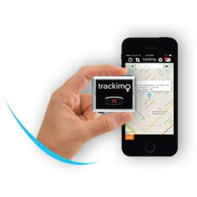Eine Hand hält ein GPS-Tracking-Gerät vor einem Smartphone, das eine Karte mit einer getrackten Route anzeigt.