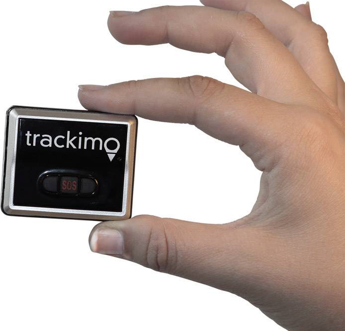 Eine Hand hält ein kleines quadratisches Gerät mit der Aufschrift 'trackimo' und einem Knopf mit 'SOS'.