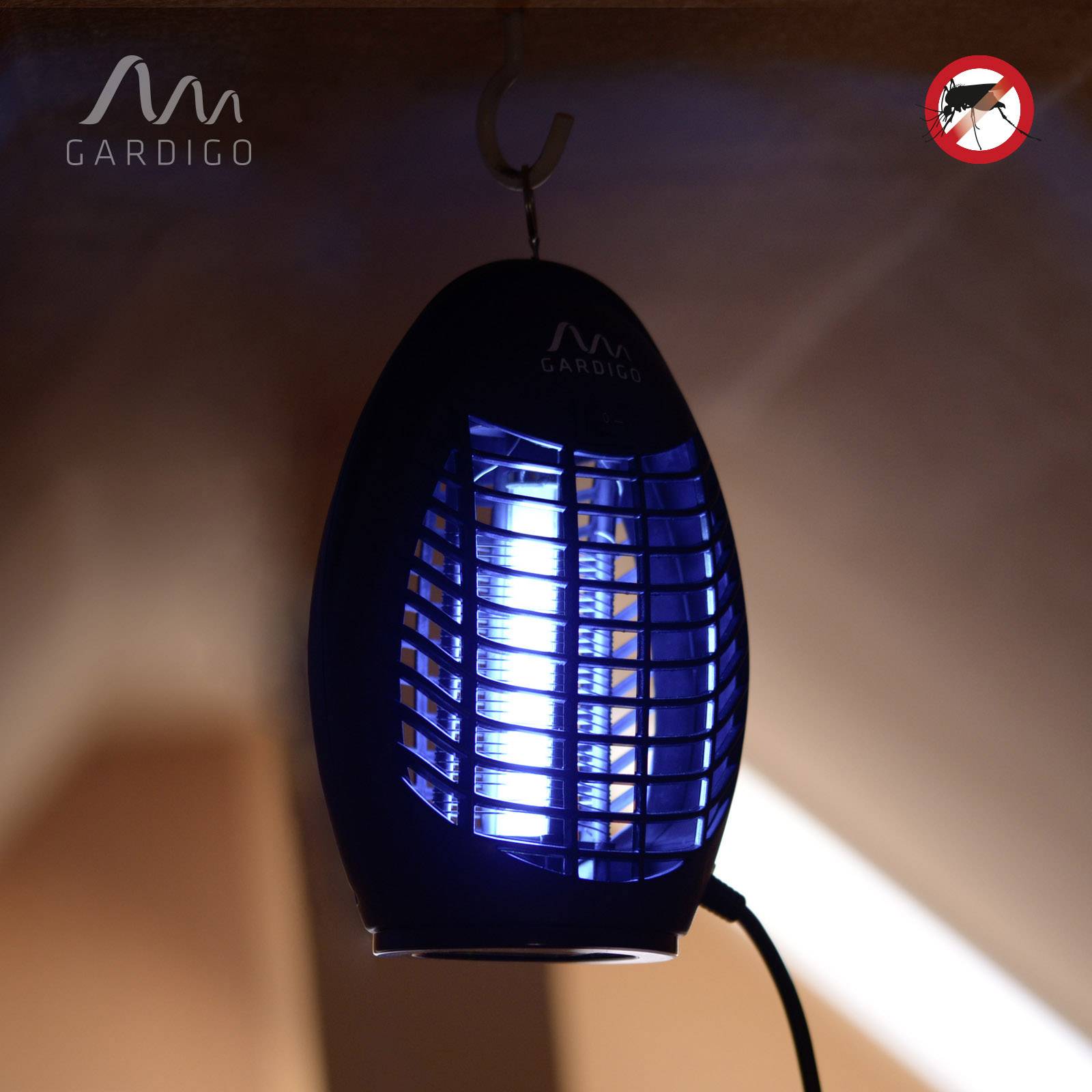Ein elektrischer Insektenvernichter mit blauem Licht von der Marke Gardigo hängt an der Decke; daneben ein Symbol gegen Mücken.