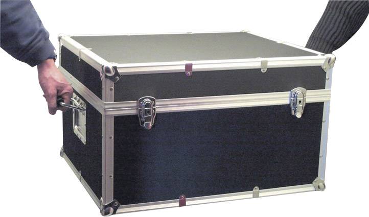 Eine schwarze Transportbox mit Metallkanten und Schlössern wird von zwei Personen an Griffen getragen.
