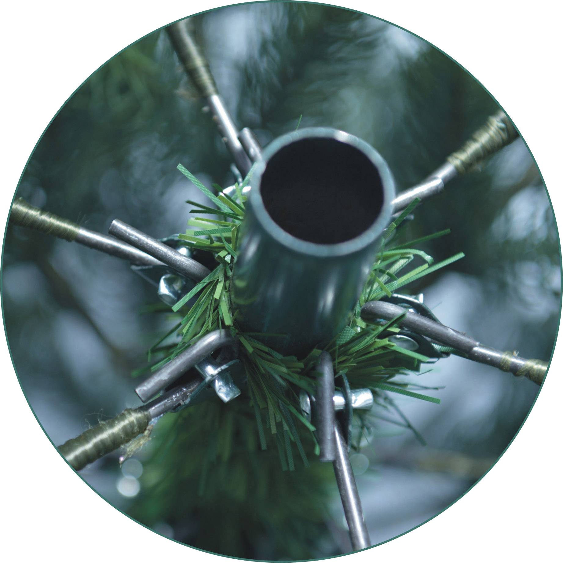 Ein grüner Weihnachtsbaumständer, der von oben gesehen wird. Mehrere Metallarme um das zentrale Rohr halten den Baum stabil.