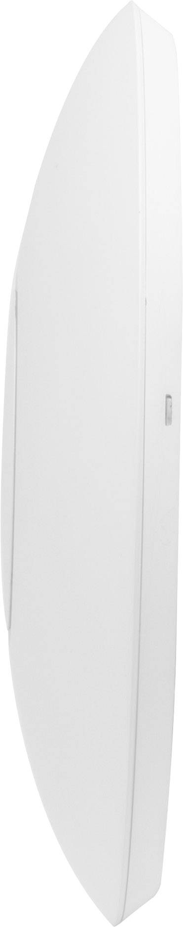 Ein weißes Surfbrett in Seitenansicht, das aufrecht gegen eine weiße Wand lehnt. Es hat eine glatte, schlanke Form.