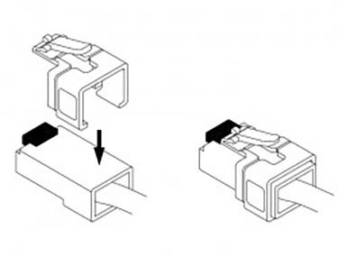 Stecker-Diagramm zeigt, wie ein Kabel in zwei Schritten in einen Stecker eingeführt wird, indem die Teile übereinander gesteckt werden.