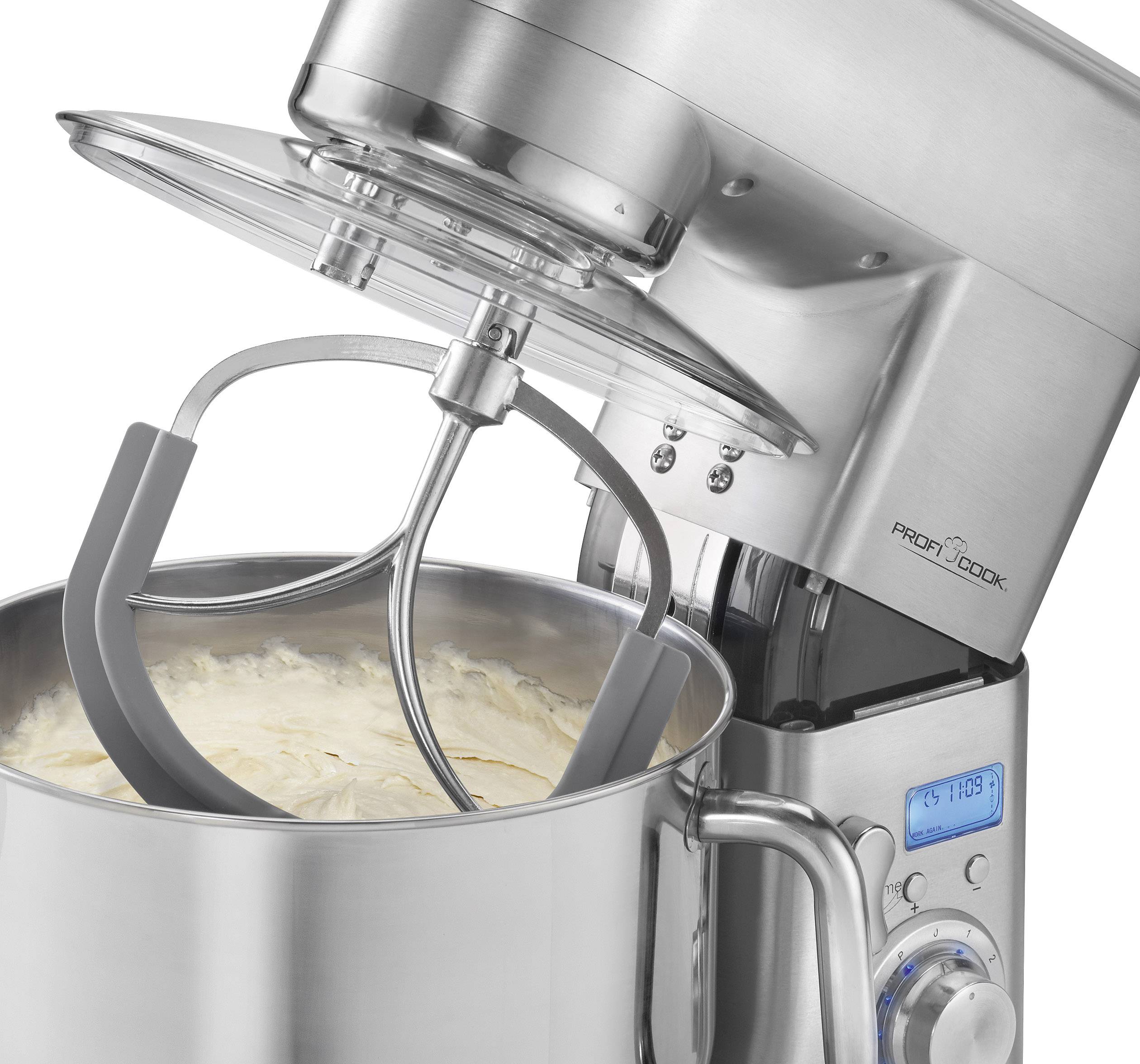 Eine silberne Küchenmaschine mit Rührhaken, die Teig in einer Edelstahlschüssel mischt.