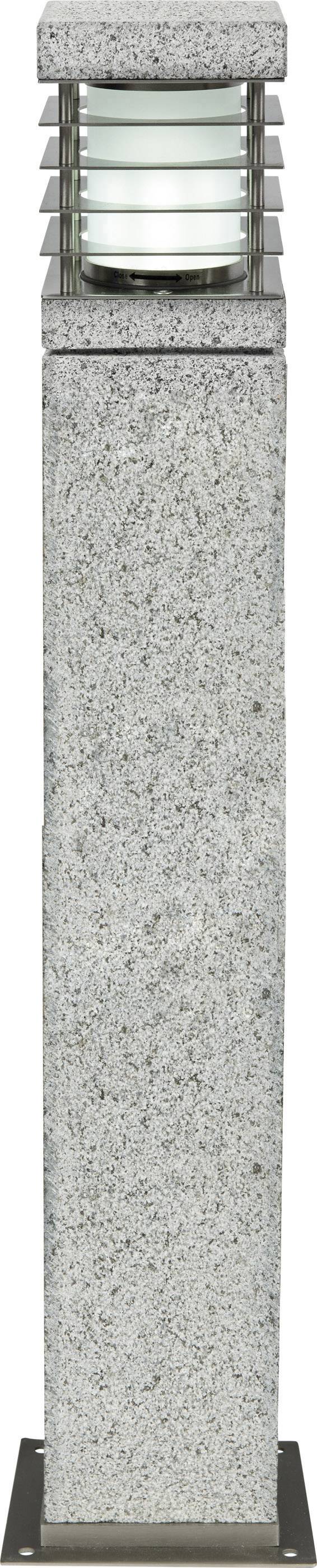 Eine moderne graue Stehleuchte aus Granit mit flachen Lamellen um das Leuchtmittel, geeignet für den Außenbereich.