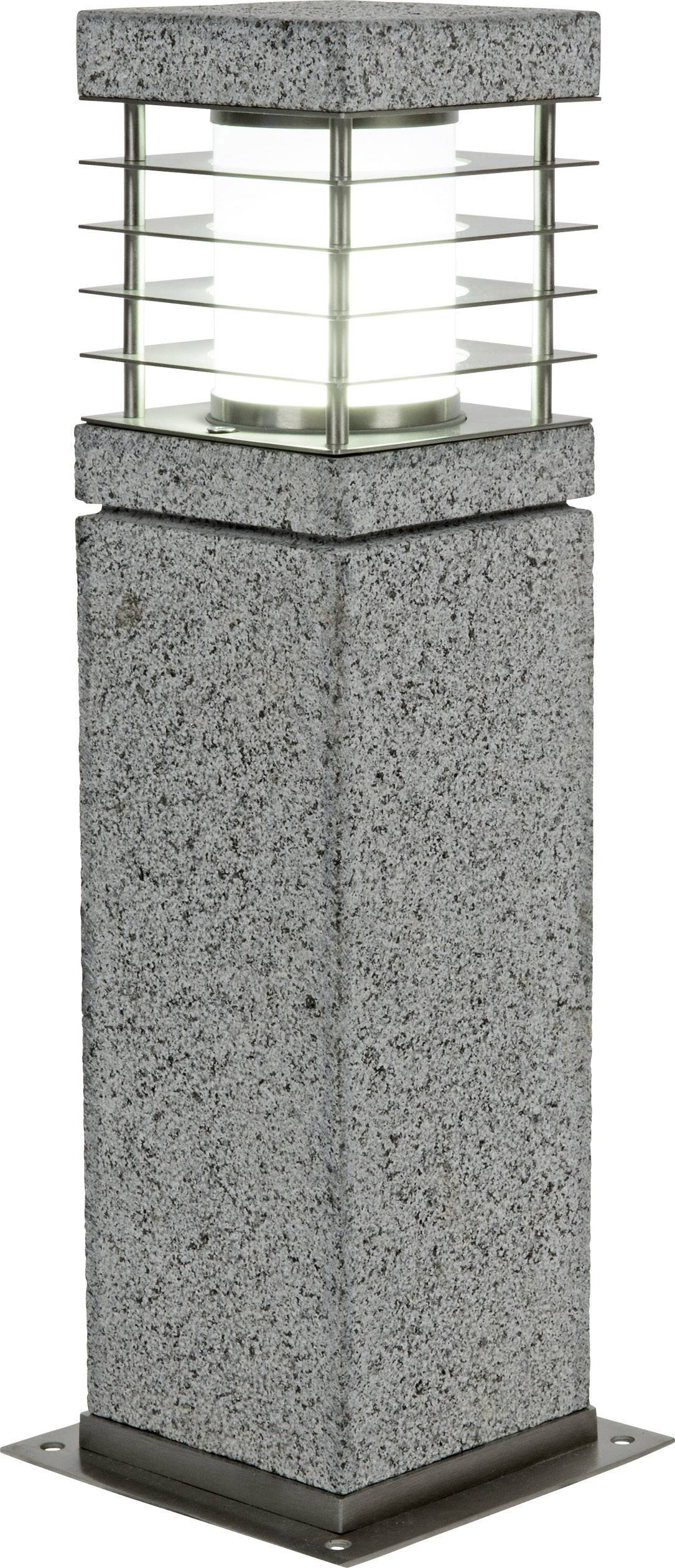 Eine moderne Außenleuchte mit geometrischem Design aus Stein und Metall, beleuchtet mit einem weißen Licht im Inneren.