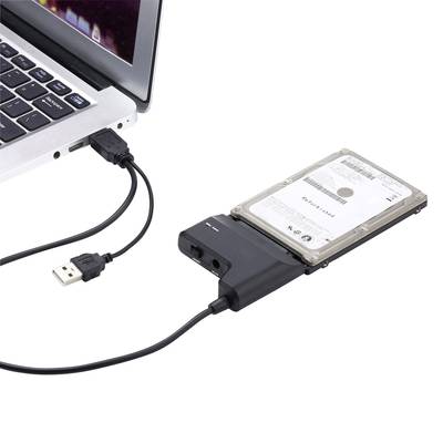 Externer Laptop mit angeschlossenem Adapter und externer Festplatte. Ein USB-Kabel verbindet die Festplatte mit dem Adapter.
