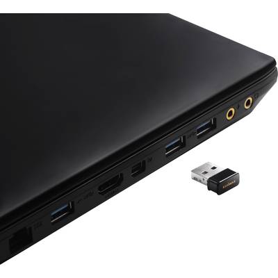 Laptop mit mehreren Anschlüssen an der Seite, darunter USB, HDMI und Audio. Ein USB-Adapter liegt daneben.