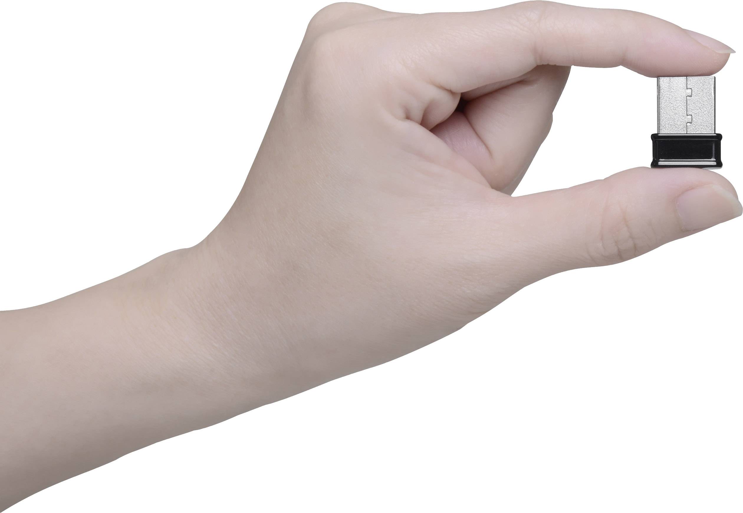 Eine Hand hält einen kleinen USB-Stick zwischen Daumen und Zeigefinger.