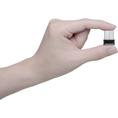 Eine Hand hält einen kleinen USB-Stick zwischen Daumen und Zeigefinger.