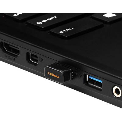 Ein Laptop mit angeschlossenem Edimax USB-Stick und sichtbaren HDMI- und USB-Anschlüssen. Tastenbeschriftung oben: 'SHIFT', 'CTRL'.