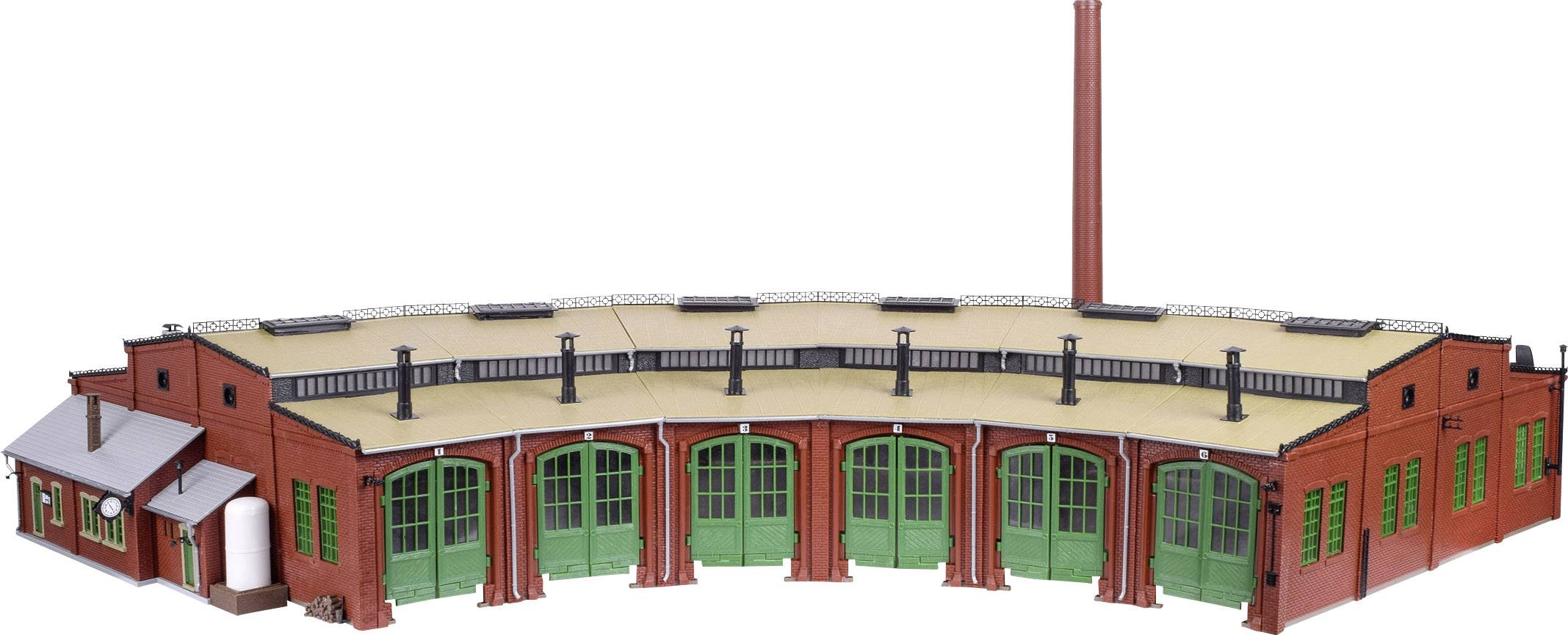 Ein rotes, halbrundes Bahnbetriebswerk mit grünen Toren und einem hohen Schornstein. Links befindet sich ein Nebengebäude.