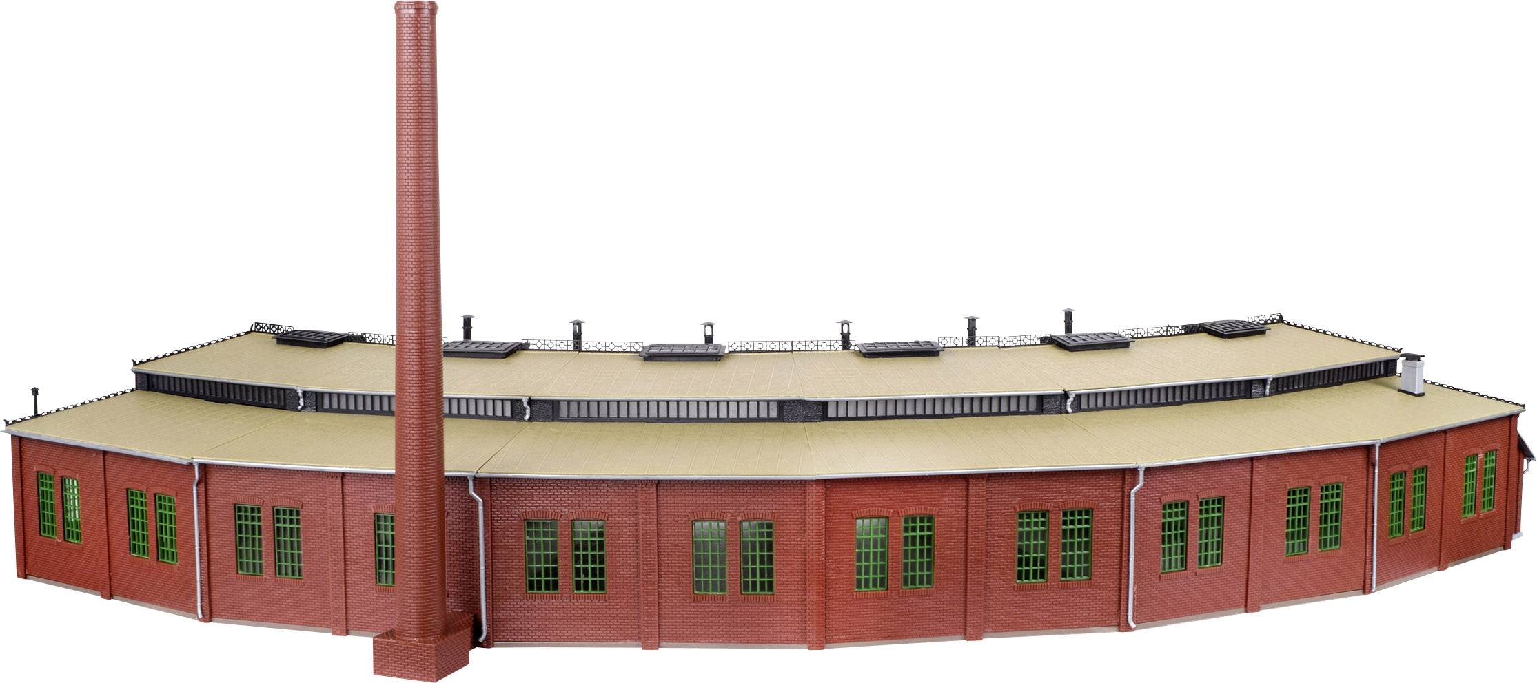 Ein Modell einer historischen Fabrikanlage mit roter Backsteinoptik, grünen Fenstern und einem hohen Schornstein an der linken Seite.