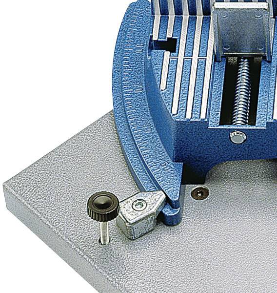 Ein blauer Metallspannstock mit Schraubmechanismus auf einem grauen Untergrund, verwendet zum sicheren Halten von Werkstücken.