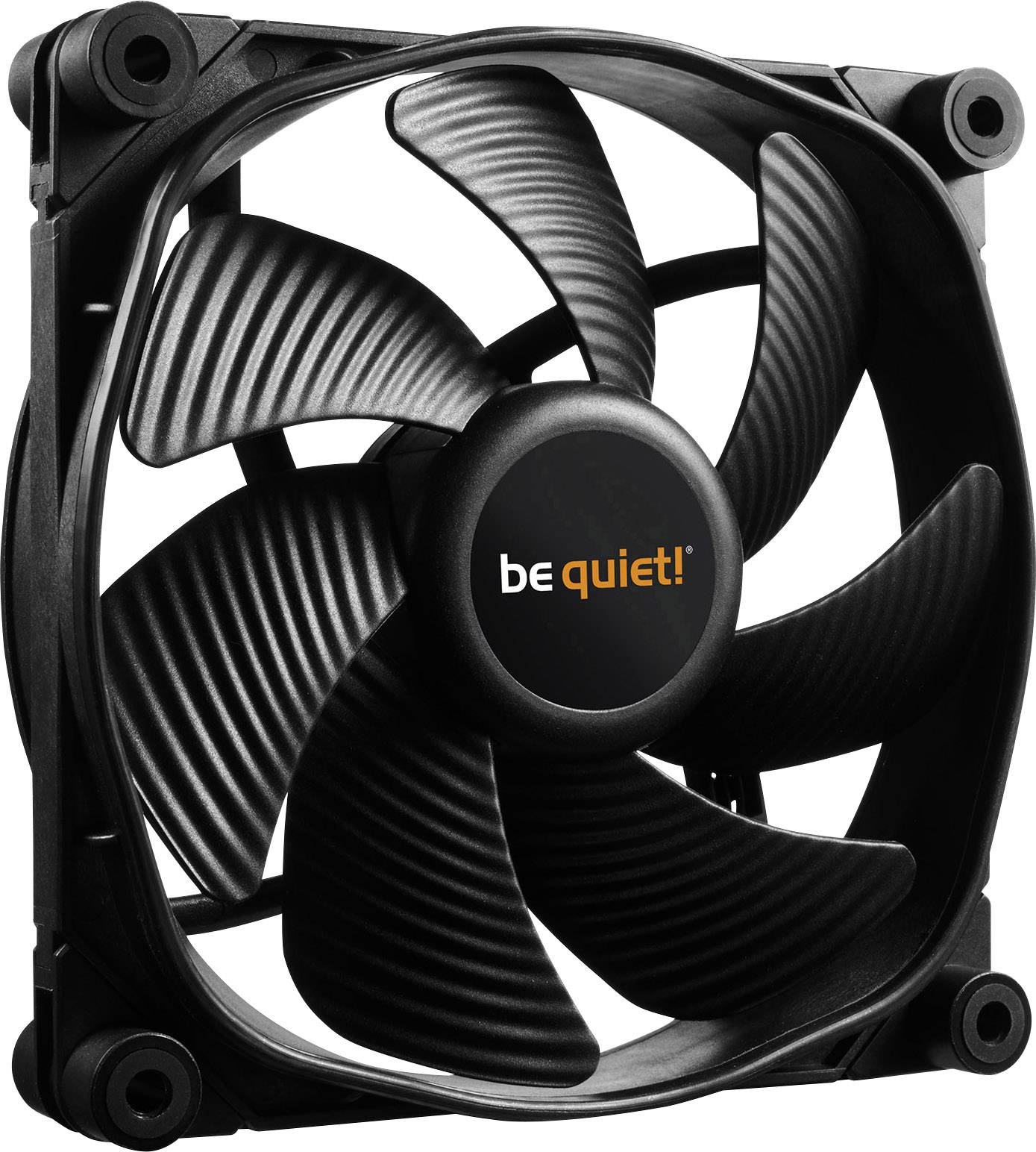Ein schwarzer Computerlüfter mit fünf Rotorblättern. Auf der Nabe steht 'be quiet!' in orangefarbener Schrift.