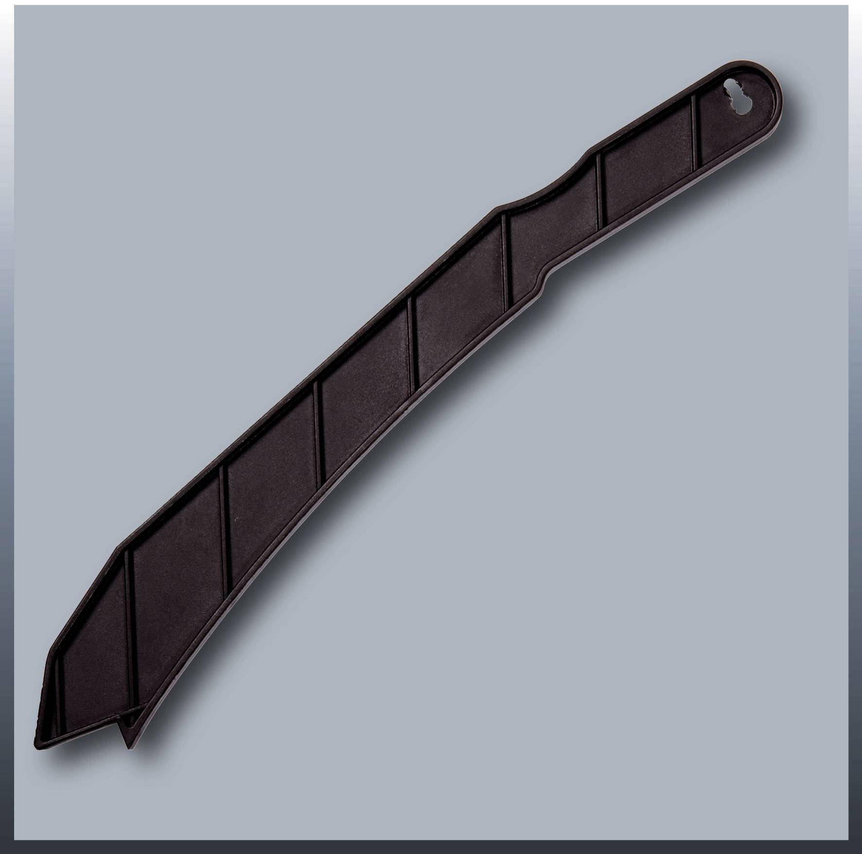 Ein schwarzer Kunststoff-Schuhanzieher mit geometrischen Mustern auf hellgrauem Hintergrund.